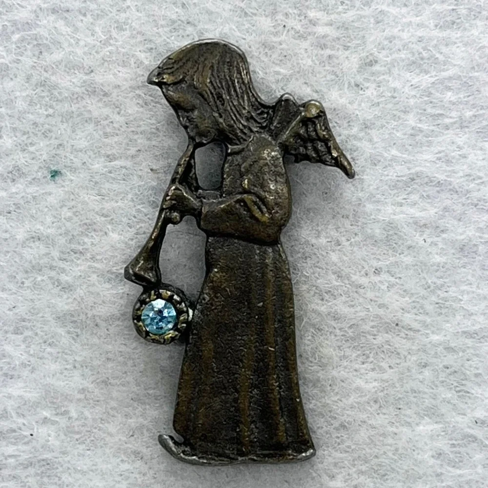 🔮‎ 5/$25 Vintage Angel Blowing Horn With Blue Rhinestone Pin